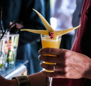 Cocktail à base de jus d'ananas et de rhum Havana Club, mariage organisé à la salle 'c'est ici" à Saint-Nazaire - Prestacocktails - Barman à domicile - Nantes - Evénementiel - Organisation de soirée