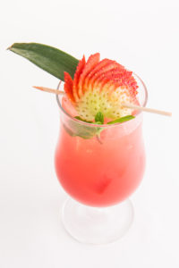 Cocktail à base de gin, de sirop de grenadine, de jus de cranberries, et de night road (boisson énergisante 100% naturelle)