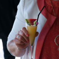 Cocktail short drink, servi par nos bartender Cocktail à base de gin, concocté pour un mariage à Saint-Nazaire - Prestacocktails - Barman à domicile - Nantes - Evénementiel - Organisation de soirée