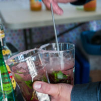 Mojitos framboise, anniversaire organisé à La Baule Mojito framboises au bord d'une piscine lors d'une soirée privée - Prestacocktails - Barman à domicile - Nantes - Evénementiel - Organisation de soirée