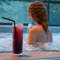 Cocktails sans alcool réalisés par nos bartender professionnnels Cocktail à base de framboises, au bord de la piscine de Pontchateau - Prestacocktails - Barman à domicile - Nantes - Evénementiel - Organisation de soirée